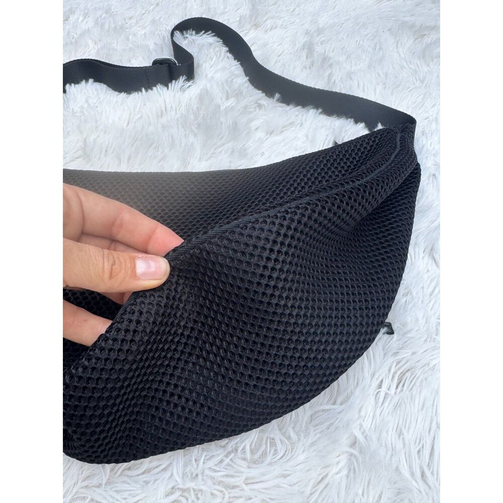 UNIQLO Black Mesh Crossbody Sling Bag Unisex Adjustable Strap - Picture 6 of 9